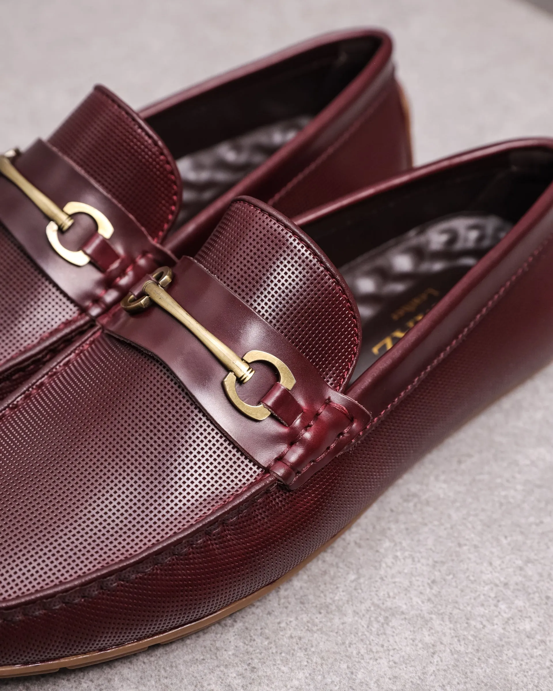 Tomaz C376 Men's Buckle Moccasins (Wine)